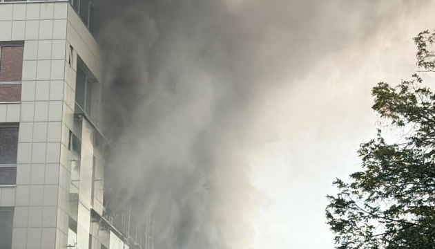 Rusia ataca un centro de negocios en Dnipró, matando a tres personas e hiriendo a otras 12