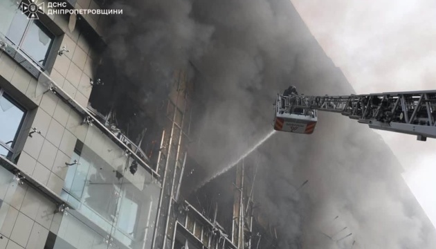 У Дніпрі кількість постраждалих від удару по бізнес-центру зросла до 18, троє людей загинули