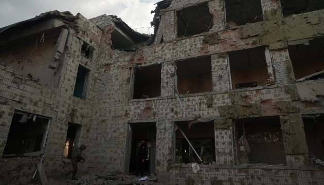 Guerre en Ukraine : une école détruite lors d’une attaque russe à Soumy
