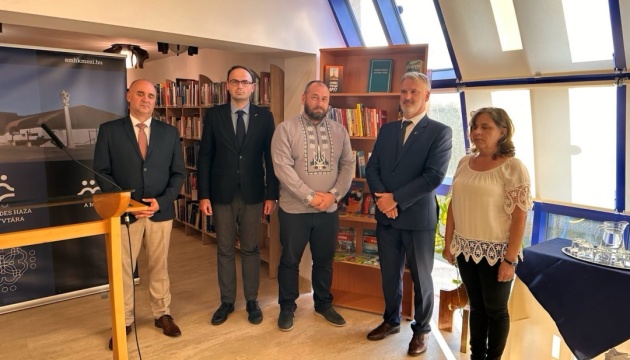 «Українська книжкова поличка» запрацювала в угорському Шарошпатаку