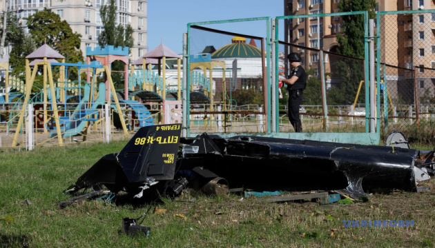 Des débris d’un drone sont tombés dans la cour d’un immeuble résidentiel dans le district d’Obolon à Kyiv/ Photo : Marianna Kotyk, Ukrinform 