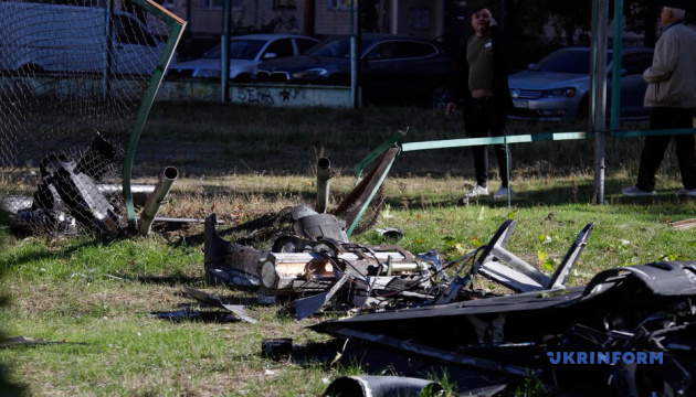 Un dron ruso se estrella en el patio de un edificio en el distrito de Obolonsky de Kyiv