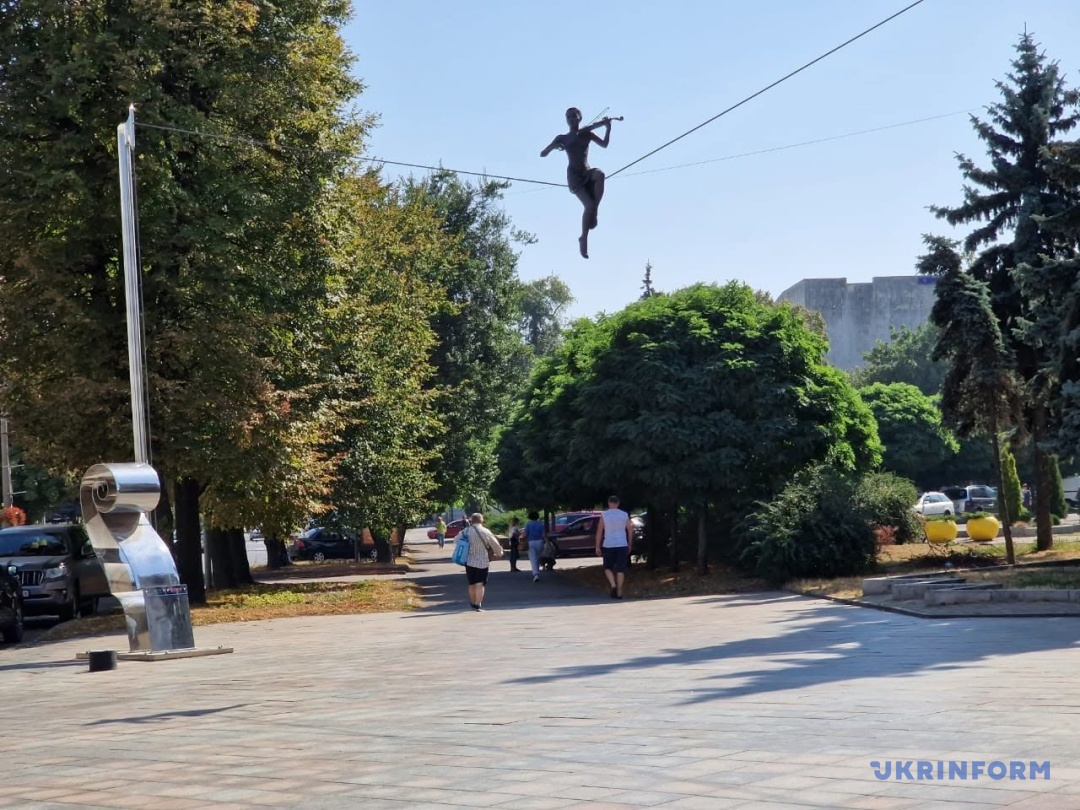 Висока нота. Скрипалька біля фасаду філармонії