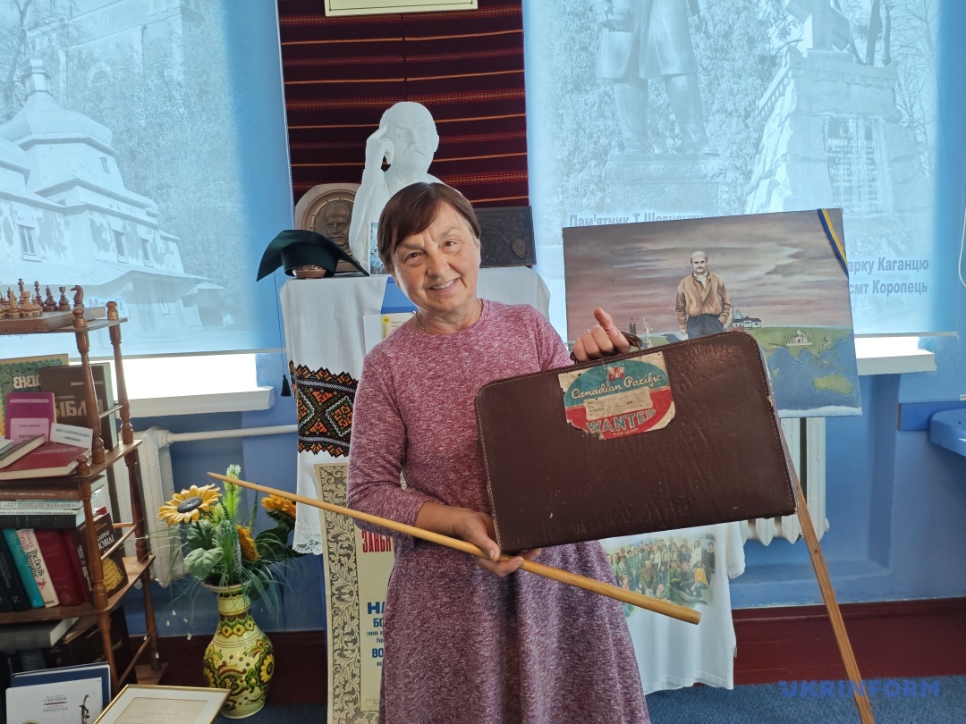 У кімнаті-музеї Богдана Гаврилишина у Коропці зберігається валіза, з якою він приїхав до Канади.