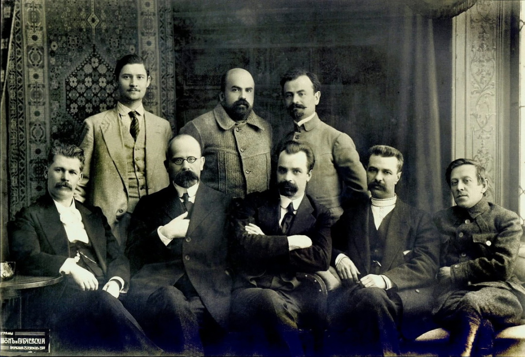 1-ий Генеральний секретаріат Української Центральної Ради. 1917. С. Єфремов – другий справа у нижньому ряду. Поруч – В. Винниченко (в центрі) та С. Петлюра. Фото: wikipedia