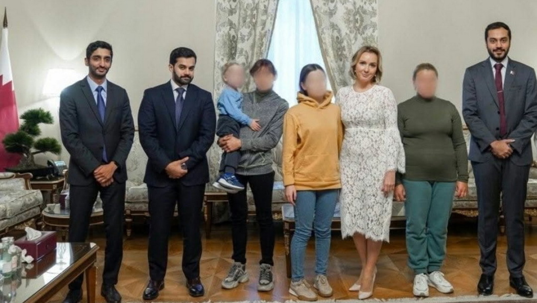 Ольга Пузик тримає на руках сина Вітю в посольстві Катару в Москві після повернення з Криму. У білому – Львова-Бєлова. Фото / Maria Lvova-Belova (Web Screenshot) / radiosvoboda.org