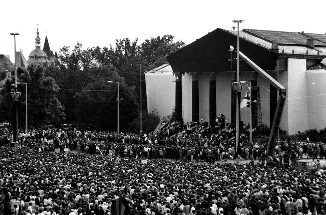 Перепоховання Імре Надя і його побратимів 16 червня 1989. Одним із промовців на церемонії був молодий політик Віктор Орбан, який вимагав демократичних виборів і виведення радянської армії з країни / Фото Wikipedia