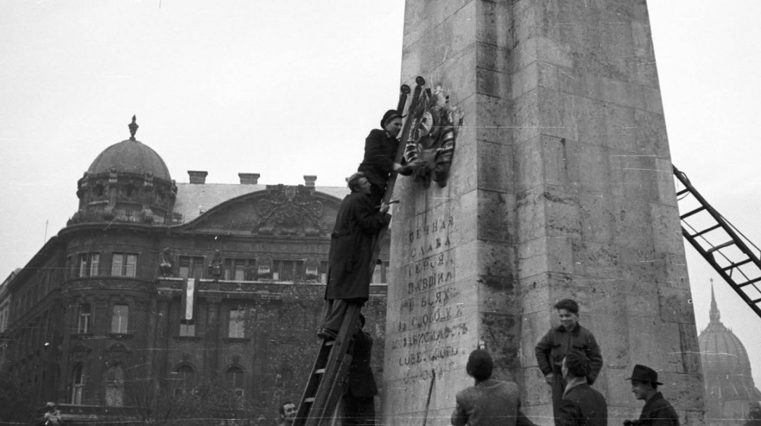 З монумента «Червоній армії – визволительці» збивають радянський герб / Фото Wikipedia
