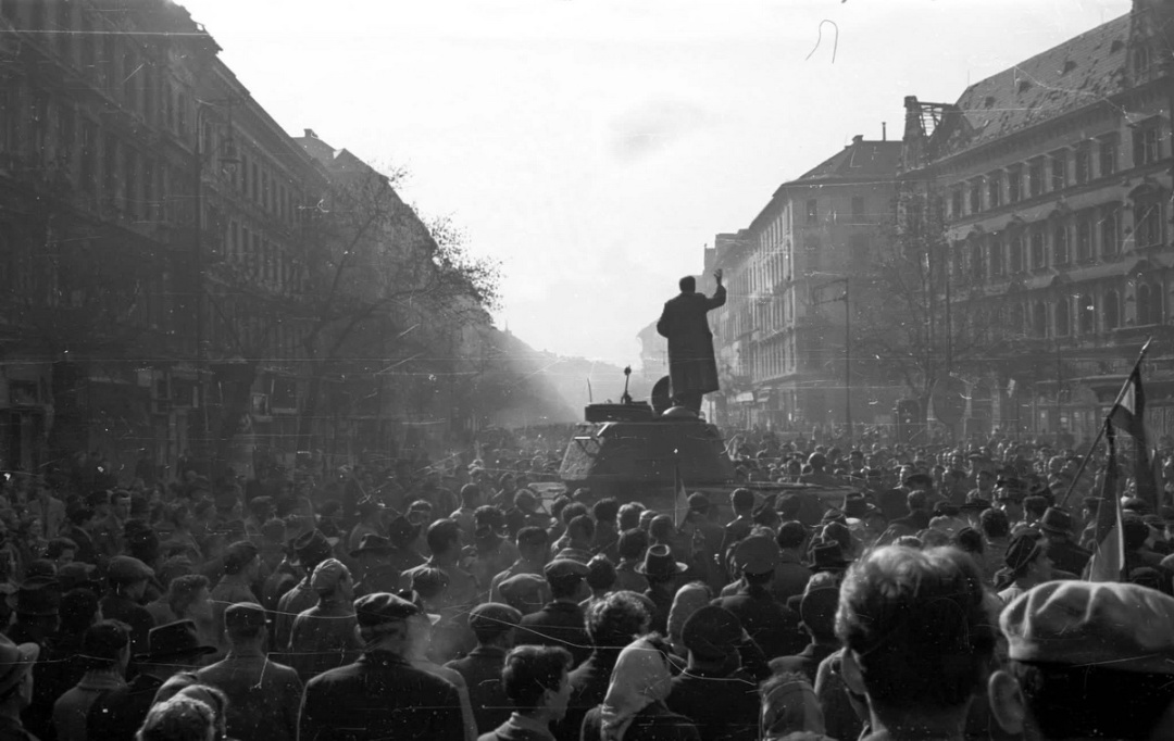 Промовець звертається до повсталих з захопленого радянського танка / Фото Wikipedia