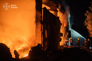 Se informa de daños en tres distritos de Kyiv y un hombre herido tras el ataque nocturno