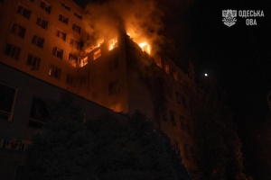 Fuerzas rusas atacan un centro de negocios en Odesa y una persona resulta herida