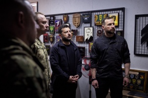 Selenskyj begrüßt Verteidiger und Verteidigerinnen von Kommandostelle an der Front aus