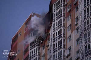 Ataque ruso deja dañado un edificio residencial de 25 plantas, mata a una persona e hiere a dos más en el distrito Darnytsky de Kyiv
