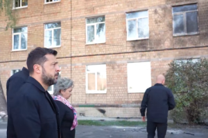 Selenskyj besucht die von einer russischen Drohne getroffene Schule in der Hauptstadt