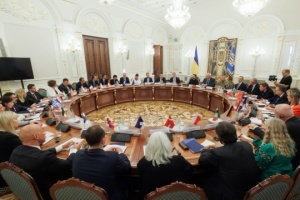 Luftverteidigung, Wirtschaft und Sanktionen gegen Russland: Selenskyj trifft EU-Botschafter