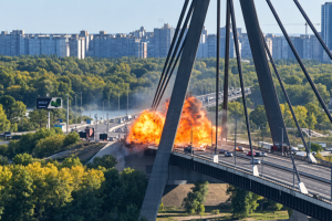 Russische Drohne trifft Nordbrücke in Kyjiw 