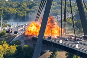 Guerre en Ukraine : un drone russe a de nouveau visé le pont Pivnitchny à Kyiv
