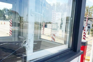 Russisches Geschoss schlägt in einen Bus in der Nähe eines Kontrollpunkts an der Grenze zu Moldau, Grenzbeamter verletzt
