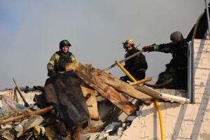 Guerre en Ukraine : cinq morts et 53 blessés lors d’une frappe aérienne russe sur Kharkiv, des dizaines de logements endommagés