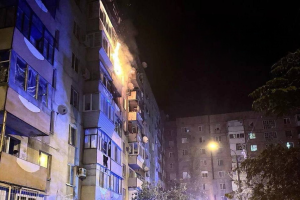 Російський дрон влучив у багатоповерхівку в Запоріжжі - є постраждалі, горять квартири
