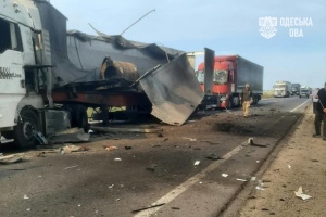 Ворог кілька разів вдарив по дорозі на Одещині: пʼятеро поранених, пошкоджені авто