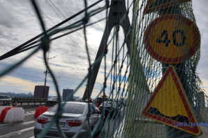 À Kyiv, une section du pont Pivnitchny endommagée par les tirs russes a été remise en état