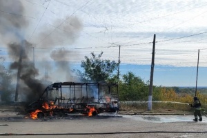 У Слов’янську дрони влучили в автобус та авто, є загиблий та поранені