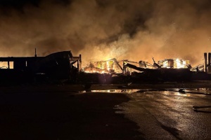Росіяни атакували картонно-паперовий комбінат в Обухові, спалахнули пожежі