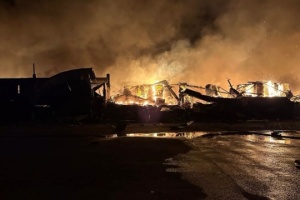 Fuerzas rusas atacan una fábrica de cartón y papel en Obúkhiv, provocando incendios