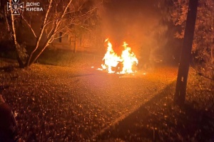 В Оболонському районі Києва через атаку дрона горять автівки: двоє загиблих, ще троє людей постраждали