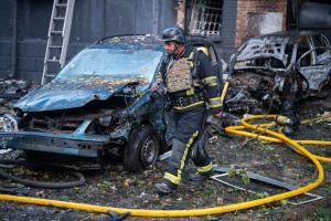 В Оболонському районі Києва через атаку дрона горять автівки: двоє загиблих, 13 постраждалих