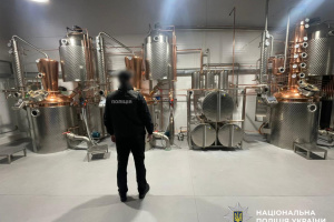 В Умані заблокували нелегальний горілчаний бізнес, конфісковані сотні пляшок фальсифікату 