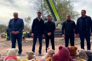 Зеленський у Прилуках вшанував пам’ять загиблих від російської ракети