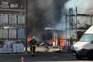ロシア軍によるキーウ市内の商店に対する攻撃　死者３名