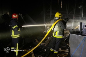 Війська РФ атакували гіпермаркет у передмісті Чернігова, спалахнула пожежа