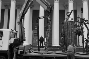 В Одесі показали скульптури Михайла Реви, виготовлені з понівеченого вибухами металу