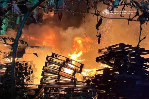 У Дніпрі внаслідок ворожих ударів безпілотниками горять автівки комунального підприємства