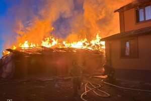 На Вінниччині через атаку РФ пошкоджені приватні будинки, спалахнула пожежа