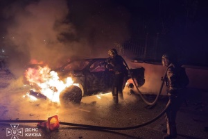 У Дніпровському районі Києва ліквідували пожежу після російського обстрілу