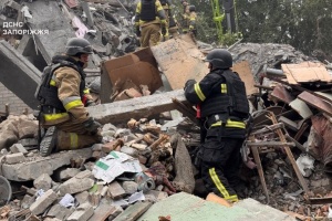 Удар КАБами по Запоріжжю: триває розбір завалів, доля 11 людей залишається невідомою