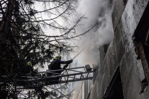 У Харкові ліквідували пожежу в медзакладі після обстрілу РФ, п’ятеро людей постраждали