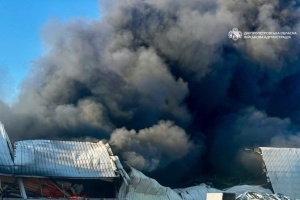 У місті Самар на Дніпропетровщині внаслідок атаки РФ горять склади з сільгосптехнікою