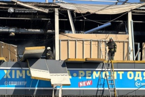 Росіяни вдарили по торговельному центру на Дніпропетровщині
