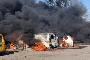 Росіяни вдарили по Павлограду: є поранений, горять автівки