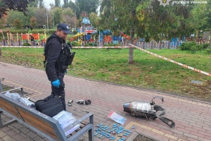 У Солом'янському районі Києва уламки дрона впали біля парку, пошкодили кав'ярню, двоє постраждалих