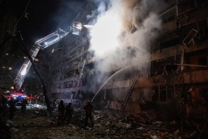 Ворог атакував Київ балістикою: горить будинок, двоє загиблих, 21 людина постраждала