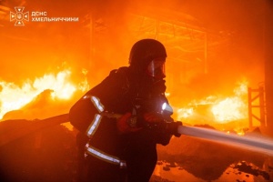 На Хмельниччині через падіння уламків ворожого дрона горіла АЗС, є постраждалі