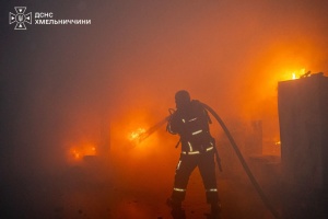 Під ударом були залізниця, підприємство, АЗС і будинки: Хмельницька ОВА про наслідки російської атаки