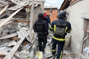 У Запоріжжі на місці влучання «Бандеролі» у будинок намагаються врятувати людину
