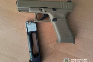 У Києві чоловік влаштував стрілянину на дорозі, є поранений
